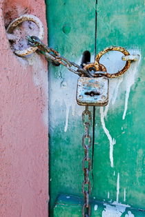 Padlock and chain on old wooden door von Sami Sarkis Photography