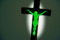 Phosphorescent crucifix in the dark von Sami Sarkis Photography