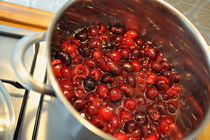 Cherries cooking in pan von Sami Sarkis Photography