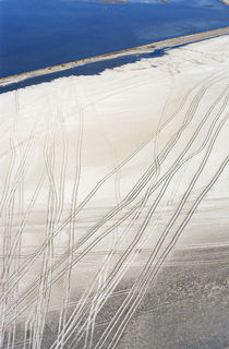 Car tracks on white sand beach von Sami Sarkis Photography