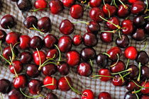 Cherries on table von Sami Sarkis Photography