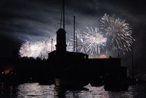 Fireworks over Marseille's Vieux-Port on July 14th von Sami Sarkis Photography