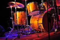 Drum kit illuminated on stage von Sami Sarkis Photography