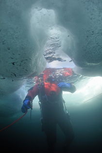 Ice diving von Sami Sarkis Photography