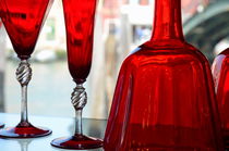 Red glasses on shelves in Murano von Sami Sarkis Photography