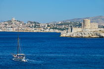 Sailboat cruising by Chateau d'If von Sami Sarkis Photography