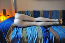 Mannequin legs lying on sofa in living room von Sami Sarkis Photography