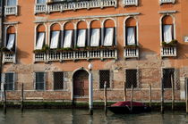 Boat docked on Grand Canal von Sami Sarkis Photography