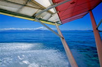 Wing of a microlite plane landing on sea von Sami Sarkis Photography