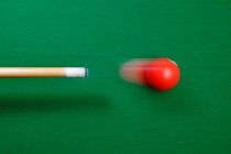 Pool cue striking red ball von Sami Sarkis Photography