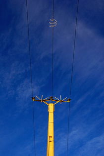 Electrical pylon on blue sky at sunset von Sami Sarkis Photography