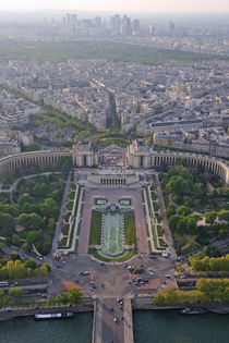 Place du Trocadero and La Defense's  skyscraper von Sami Sarkis Photography