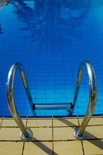 Palm tree reflected in pool von Sami Sarkis Photography