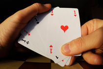 Man holding four Aces cards in hand von Sami Sarkis Photography