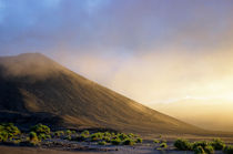 Ash plains around Mount Yasur at sunset von Sami Sarkis Photography