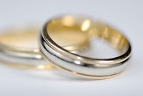 Two wedding rings von Sami Sarkis Photography