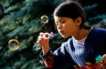 Girl blowing bubble-wand von Sami Sarkis Photography