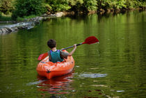 Boy kayaking in river von Sami Sarkis Photography