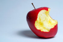 Half eaten red apple von Sami Sarkis Photography