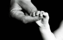 Father holding hand of baby von Sami Sarkis Photography