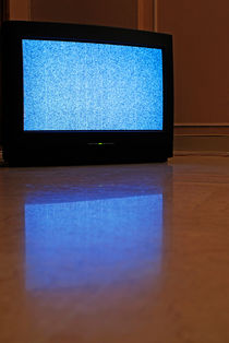 Television displaying static reflected on floor von Sami Sarkis Photography