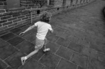 Girl running away on Great Wall of China von Sami Sarkis Photography