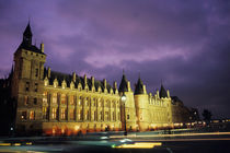 Traffic crossing city bridge outside La Conciergerie at night von Sami Sarkis Photography