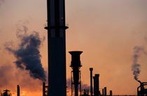 Smoking chimneys of a petroleum refinery at sunset von Sami Sarkis Photography