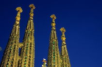 Spires of the Sagrada Familia cathedral at dusk von Sami Sarkis Photography