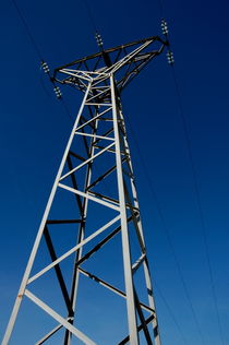 Electricity pylon in the countryside von Sami Sarkis Photography