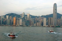 Skyline from Kowloon with Victoria Peak in the background von Sami Sarkis Photography