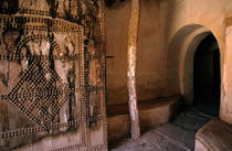 Studded door and archway inside the palace at Telouet von Sami Sarkis Photography