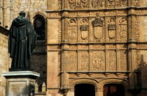 Statue near the entrance of the University of Salamanca von Sami Sarkis Photography