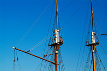 Masts of sailing ships without sails. von Sami Sarkis Photography