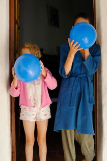 Children blowing up balloons von Sami Sarkis Photography