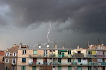 Lightning storm over buildings von Sami Sarkis Photography