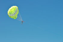 Boy parascending in the sky von Sami Sarkis Photography