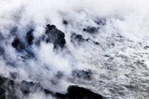 Steam rising off lava flowing into ocean von Sami Sarkis Photography