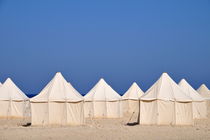 Tents on beach von Sami Sarkis Photography