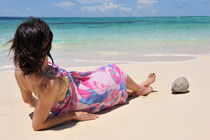 Woman in pareo lying on tropical beach von Sami Sarkis Photography