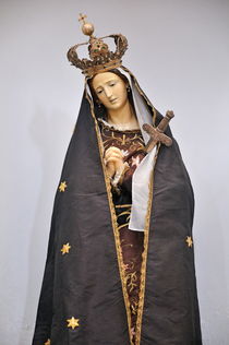 The Virgin Mary statue in church von Sami Sarkis Photography