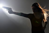 Young woman holding gun von Sami Sarkis Photography