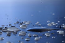 Water drops on surface von Sami Sarkis Photography