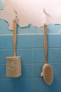 Brushes on wet peeling paint wall von Sami Sarkis Photography