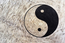 Yin and yang symbol on drum von Sami Sarkis Photography