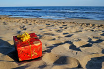 Wrapped gift box on beach von Sami Sarkis Photography