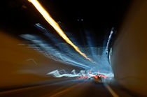 Speeding car inside a highway tunnel von Sami Sarkis Photography