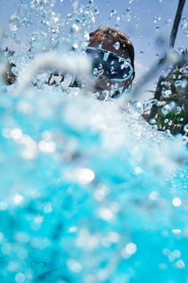 Girl splashing water in swimming pool von Sami Sarkis Photography
