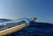 Bottle containing message floating in sea von Sami Sarkis Photography