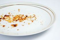 Crumbs in white plate von Sami Sarkis Photography